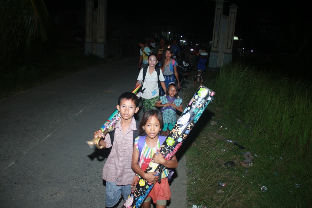 Warga dan anak-anak di Tuapeijat, Sipora Utara Sipomengungsi setelah gempa mengguncang Mentawai (1)